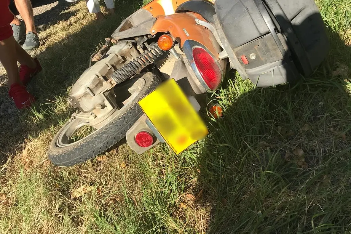 Video| Coliziune între o mașină și un moped, pe DN 72. O persoană a fost transportată la spital