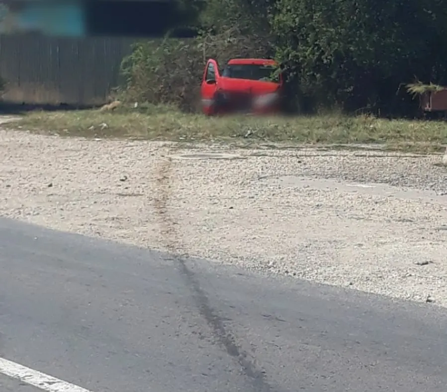 Update: Coliziune violentă între trei mașini, la Petrești. Două persoane au fost rănite