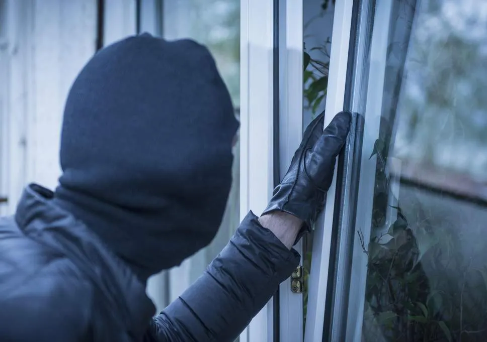 Un hoț din locuințe a fost reținut, după o acțiune a serviciului pentru acțiuni speciale al poliției