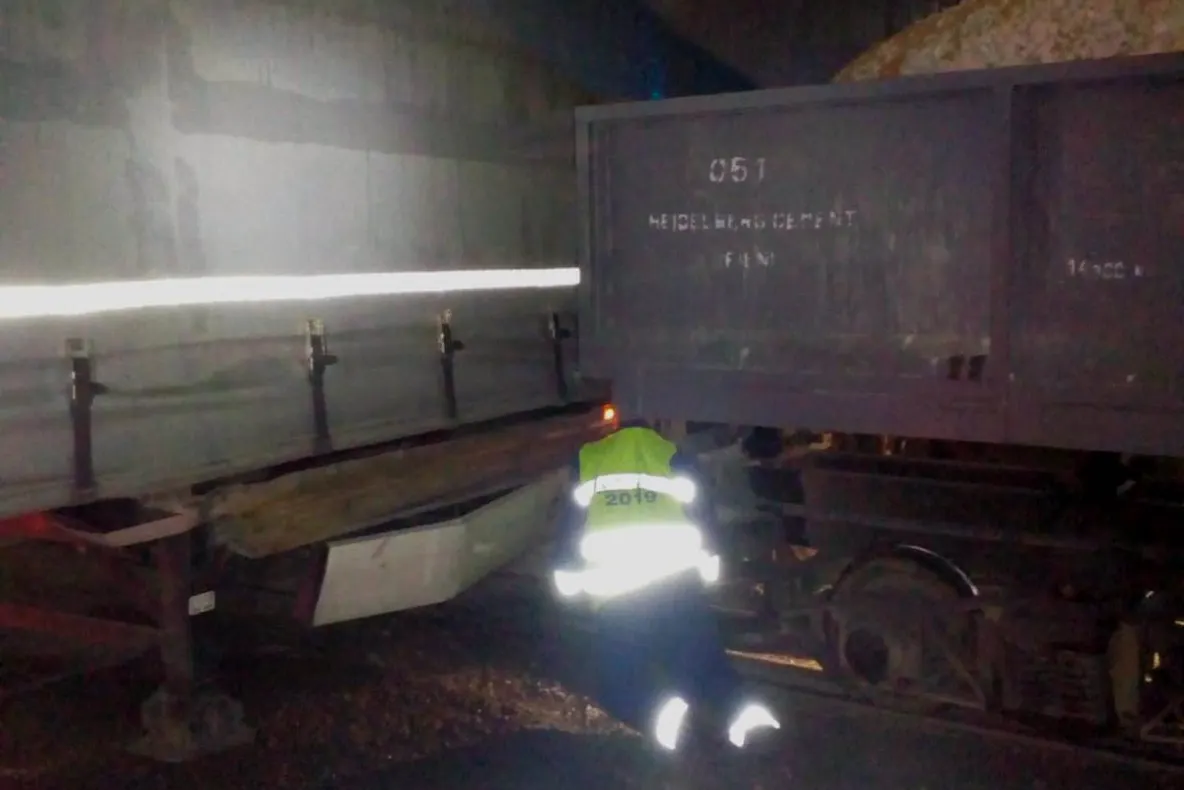 VIDEO UPDATE Muncitor strivit de un cimentruc. Imagini greu de digerat