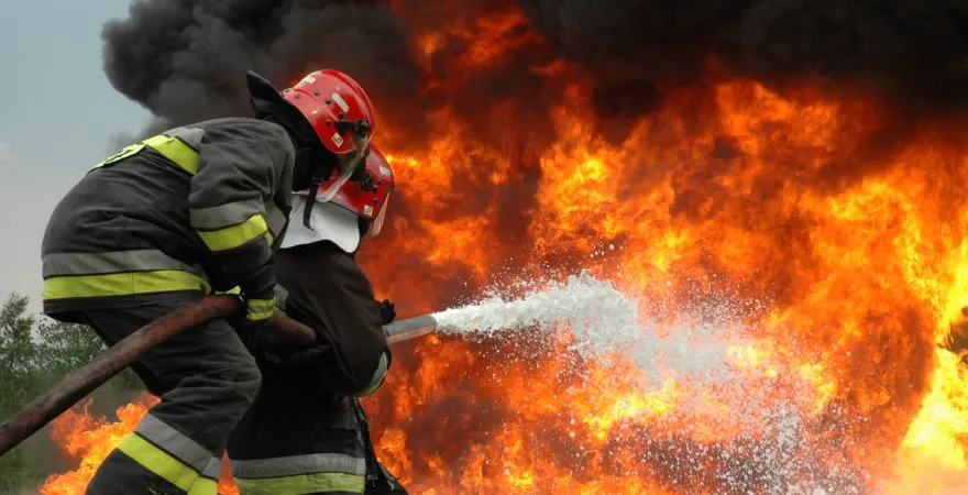 Bărbatul ce a dat foc propriei case și mașini, la Poiana, a fost reținut de polițiști. Vezi acuzațiile