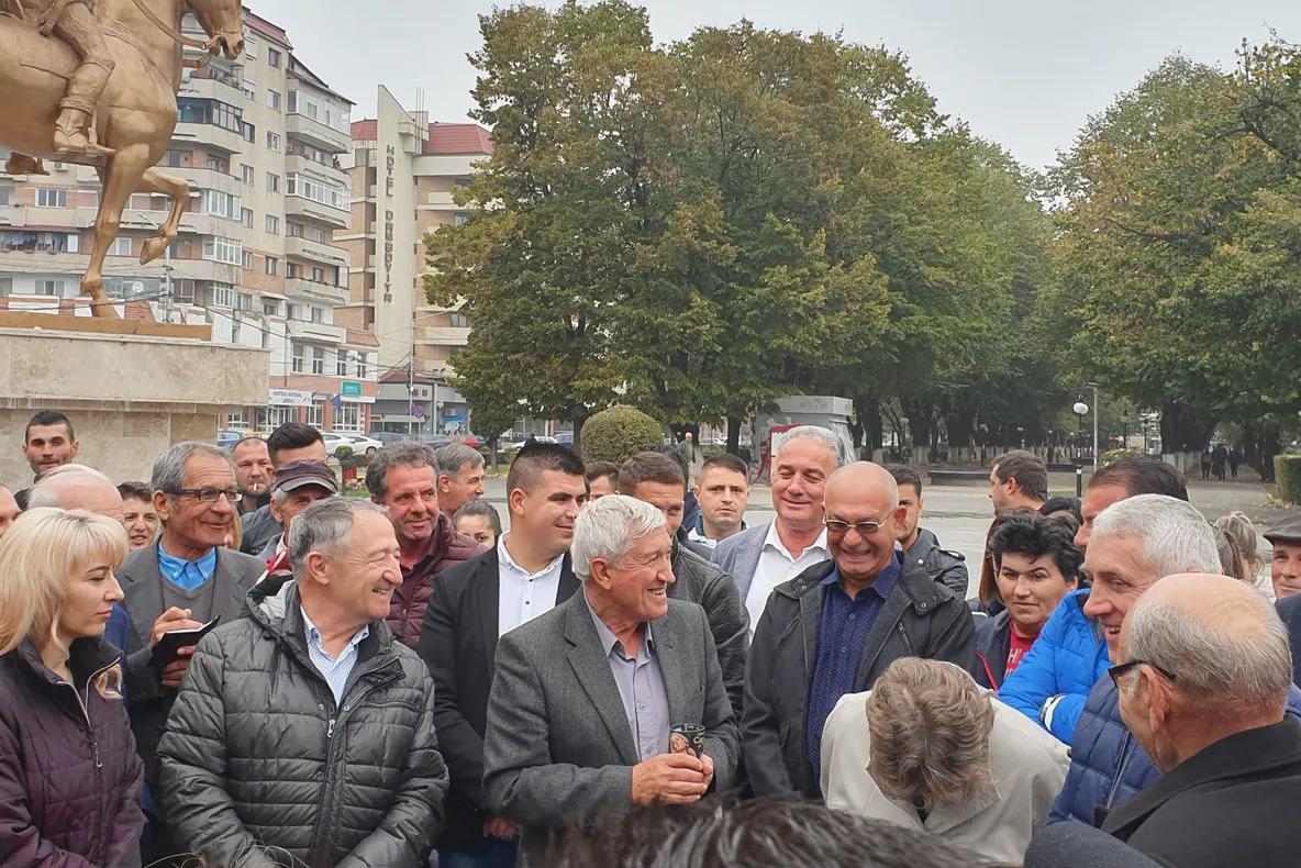 Video| Mircea Diaconu, "încurcat" de clopotele bisericii, la Târgoviște