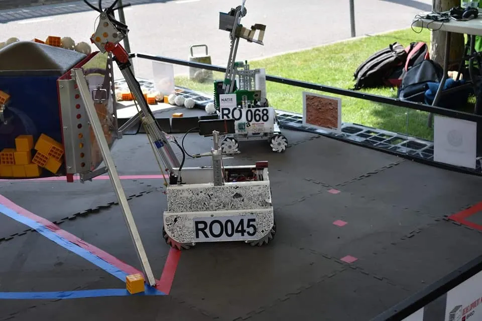VIDEO Robotul Adina, creat de elevii din Târgoviște, a costat 3.000 de euro