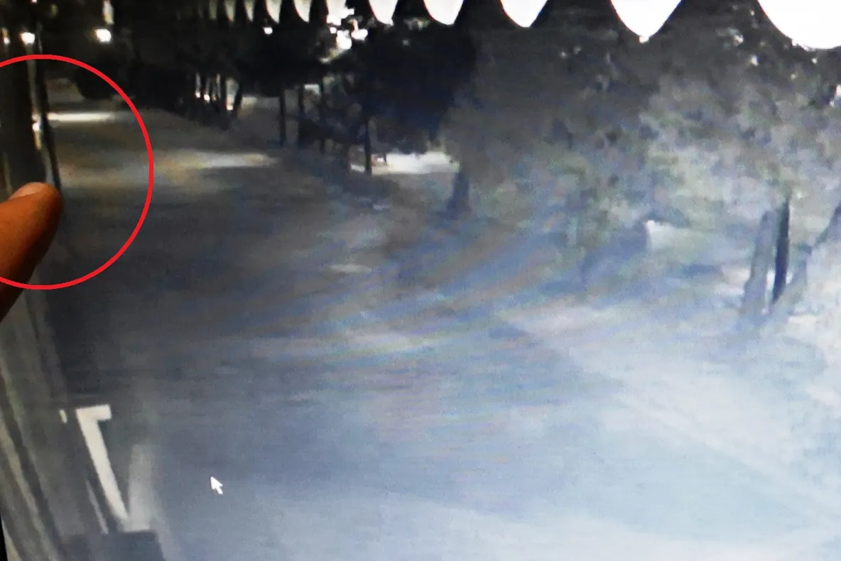 VIDEO Bărbat, surprins de camere in timp ce fură două telefoane dintr-o agentie de turism din Târgoviște