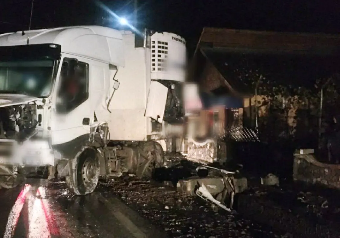 Accident teribil în Caragiale. Două TIR-uri s-au ciocnit, iar gardurile mai multor case au fost distruse