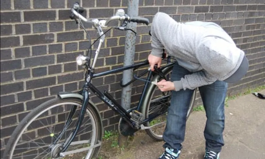 Un hoț, "specializat" în furtul de biciclete, a fost prins de polițiștii dâmbovițeni