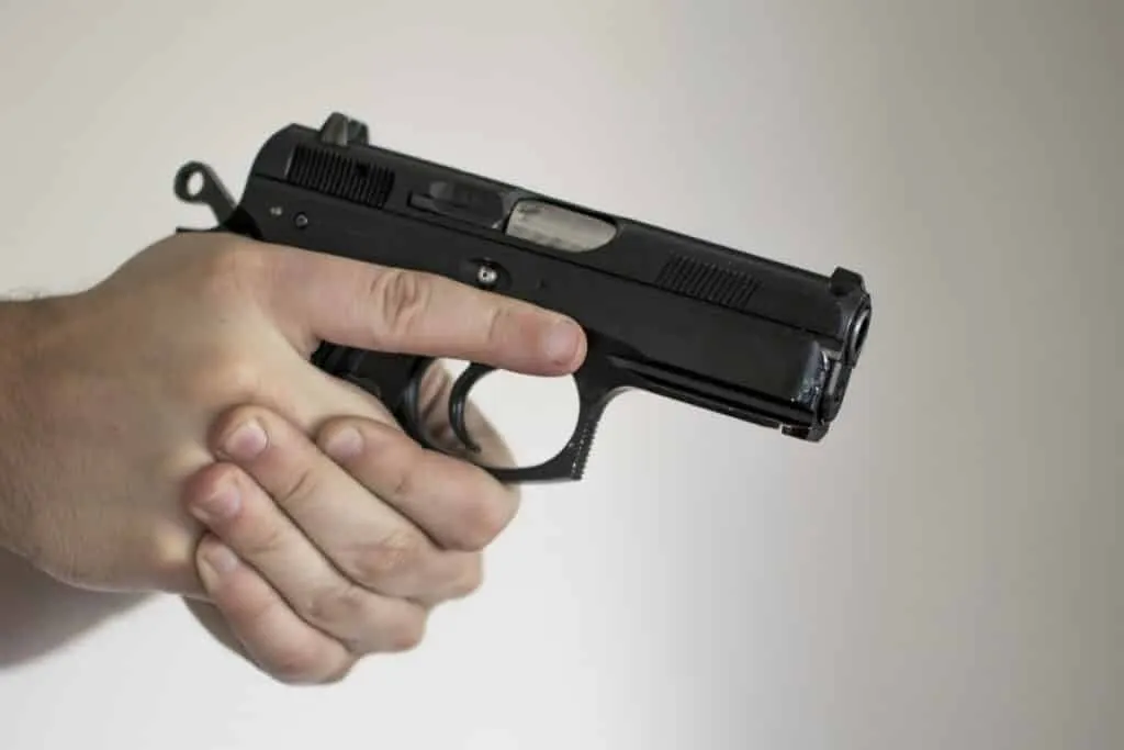 Adolescentă împușcată, pe stradă, din greșeală, de un minor de 14 ani
