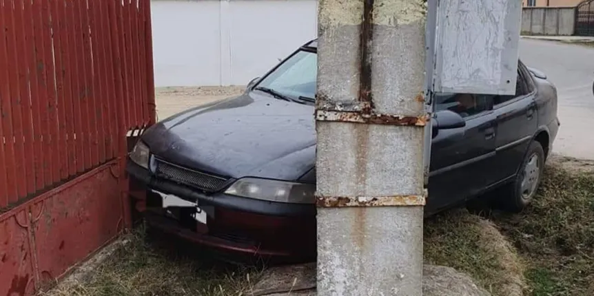 Un tânăr fără permis a fugit de poliție și s-a oprit, cu mașina, într-un stâlp