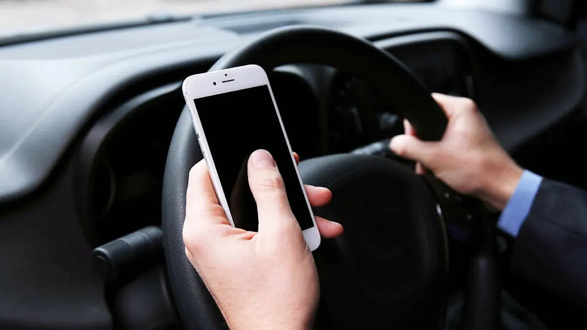 Poliția avertizează. Sancțiuni mai mari pentru cei ce folosesc telefonul la volan.Reguli noi din 12 octombrie