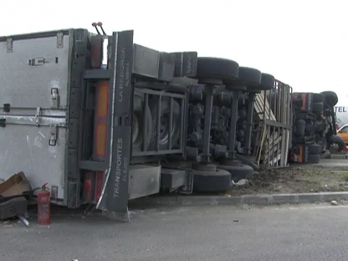 DN 72 blocat, la IL Caragiale, după ce un TIR s-a răsturnat pe șosea