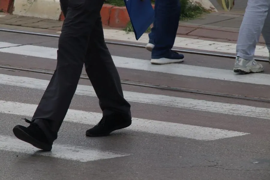 DN 72: Bărbat accidentat grav, pe trecerea de pietoni, de o mașină