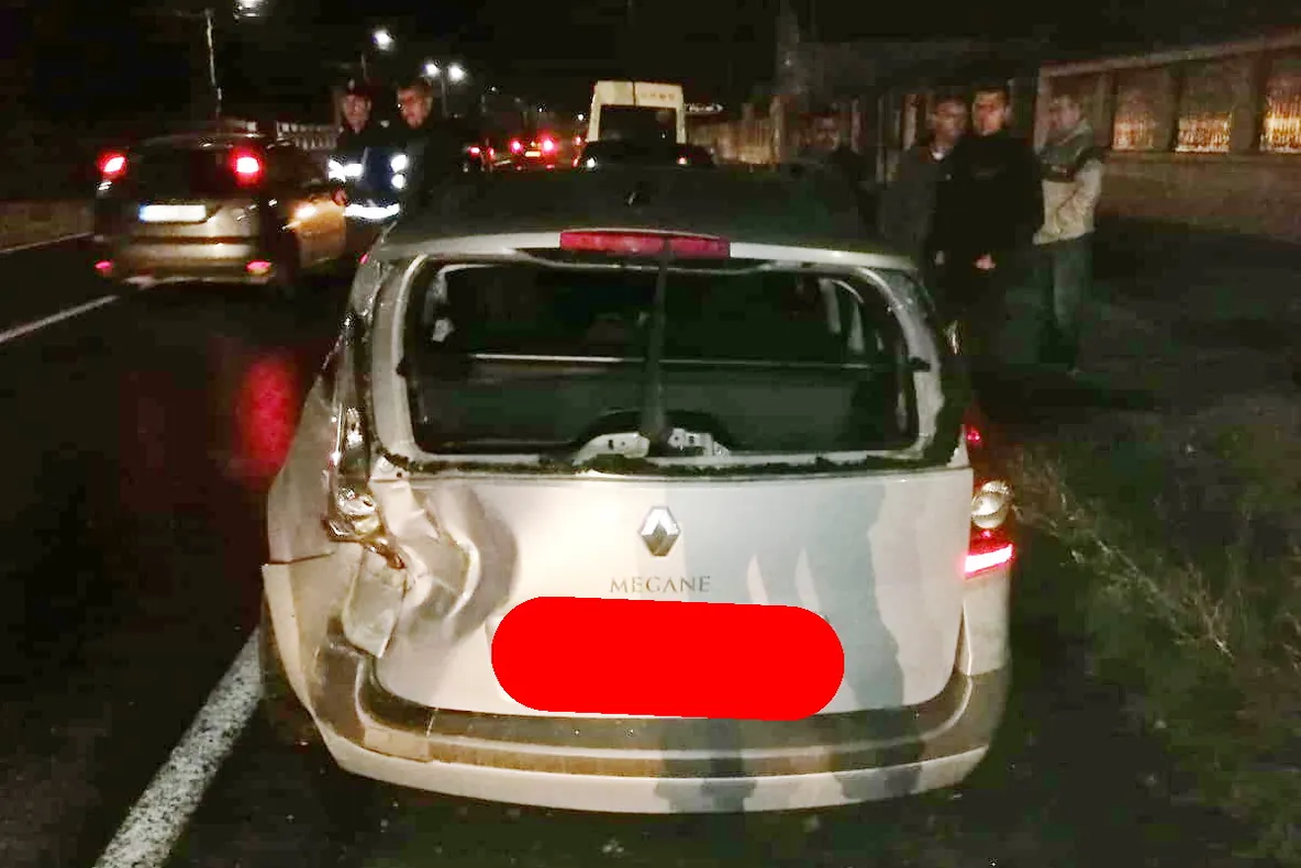 Ciocnire violentă la Picior de Munte, între un TIR și un autoturism