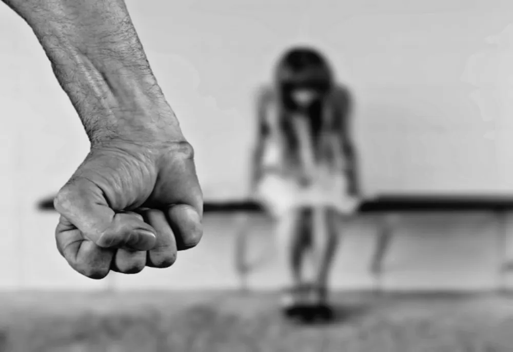 Caz incredibil la Gura Șuții.Minoră de 13 ani găsită inconștientă, la marginea pădurii. Fusese agresată de tată.
