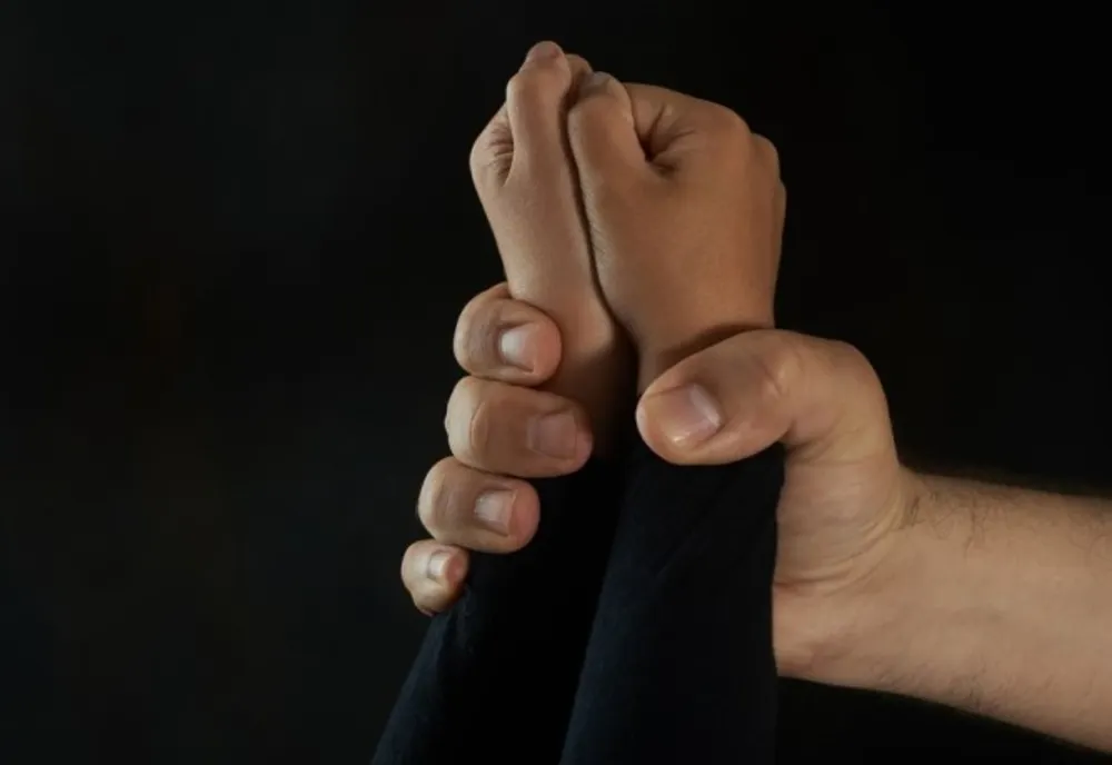 Brezoaele| Dosar penal și ordin de protecție, pentru un dâmbovițean ce și-a bătut fiul, ce a ajuns la spital