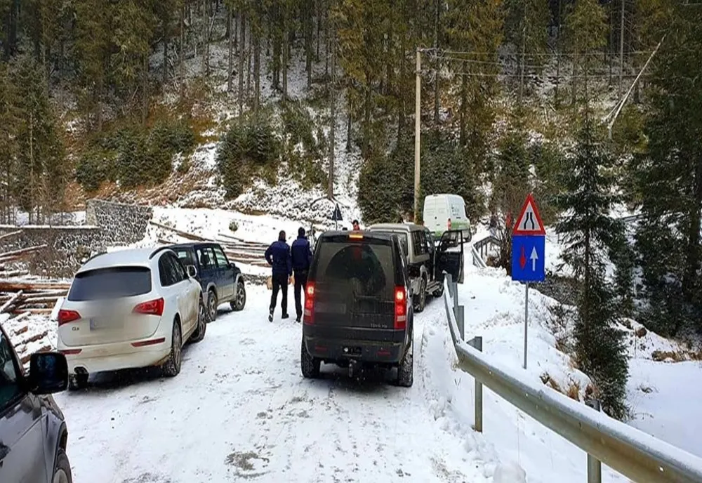 Foto| S-au dus la munte ca la...mare. Au sunat la 112 pentru că era gheață pe drum