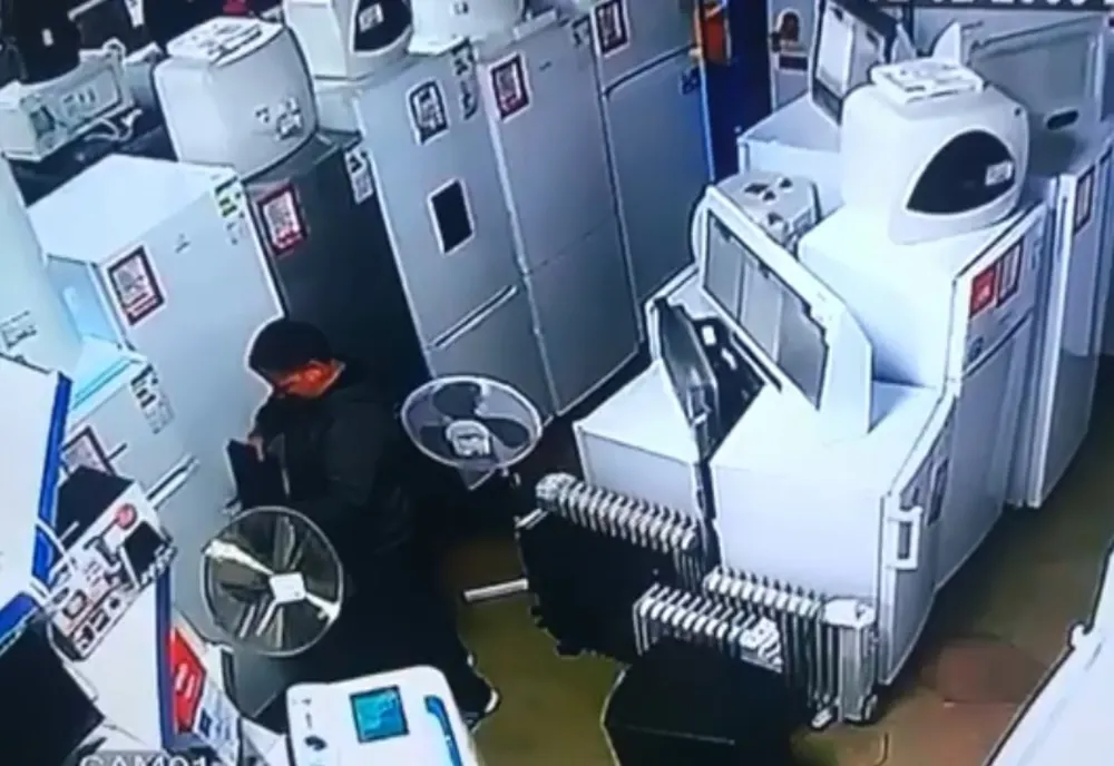 Video| A furat un laptop dintr-un magazin din Găești, iar acum proprietarul cere ajutorul oamenilor