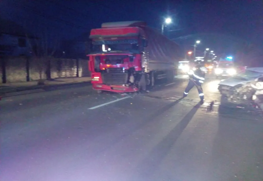 Foto|Update| Mașină spulberată de un tir, pe DN 71, la Pucioasa. Un bărbat a decedat, la spital