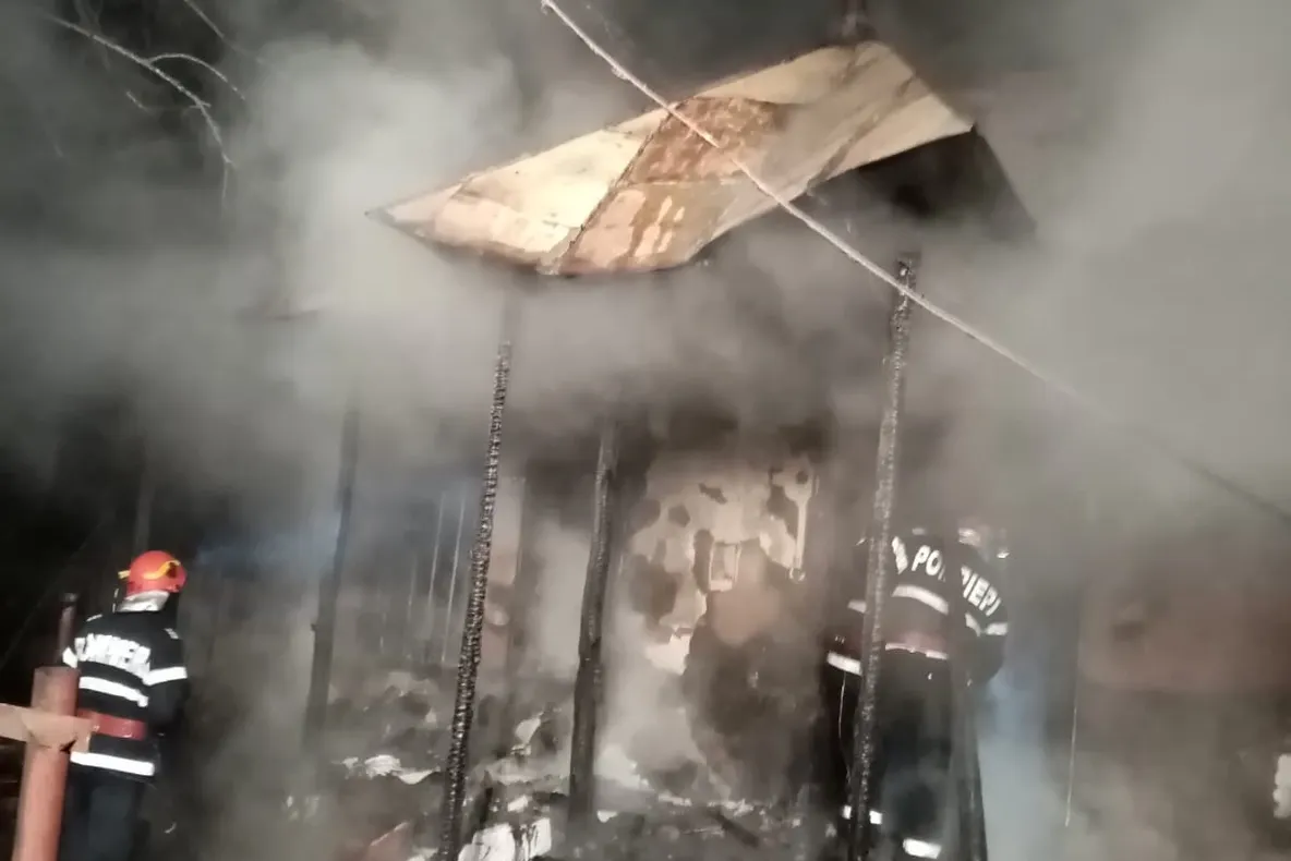 Foto| Tragedie la Fierbinți,în Dâmbovița. Bărbat de 75 de ani mistuit de flăcări,în propria casă