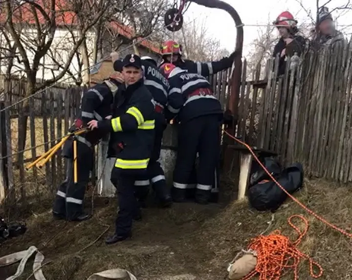 Foto-Video | Intervenție spectaculoasă pentru salvarea femeii căzute în fântână, la Vârfuri