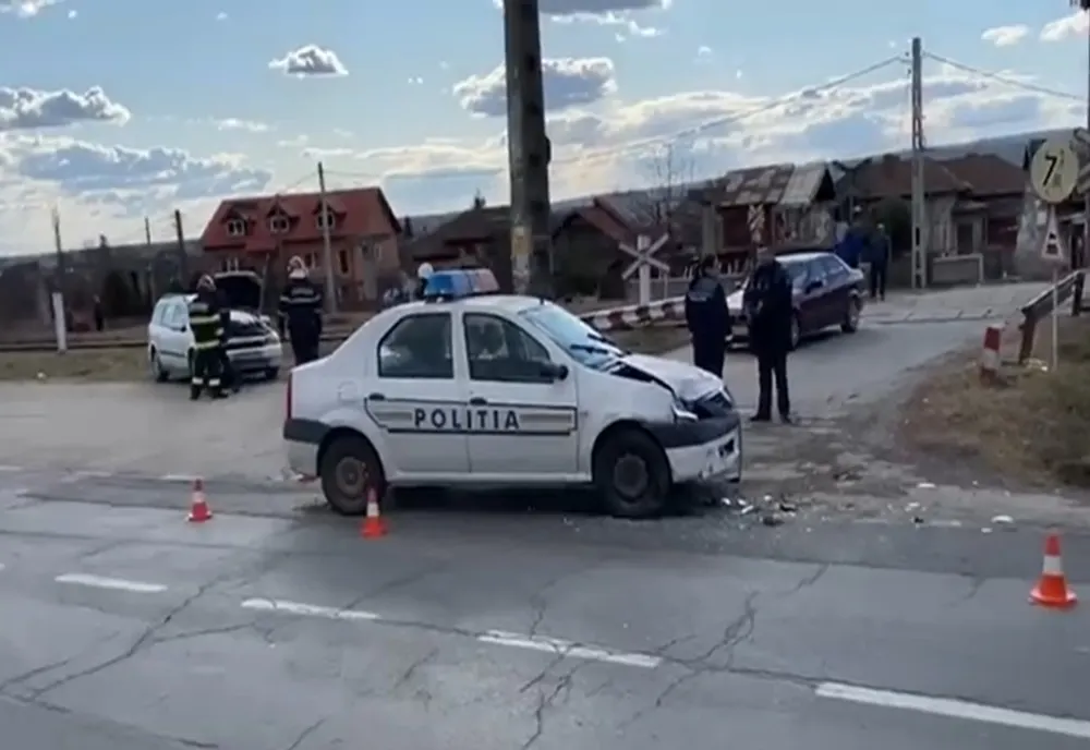 O persoană a fost rănită după ce a intrat cu autoturismul într-o autospecială de Poliție, pe DN 71, la Doicești