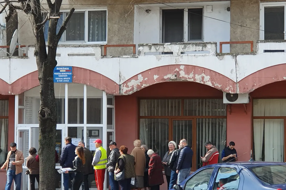 Video| În plină alertă națională privind coronavirusul, la Târgoviște se stă la coadă la...taxe si impozite