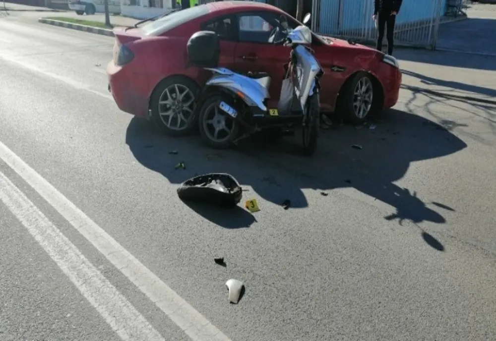 Coliziune între un autoturism și un moped, la Moreni. Mopedistul a fost transportat la spital