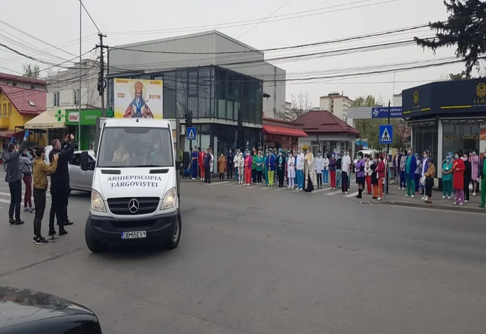 Foto| Incredibil.Procesiune religioasă, cu moaștele sf.Nifon, adună laolaltă zeci de cadre medicale la Târgoviște, ce ignoră regulile de distanțare socială