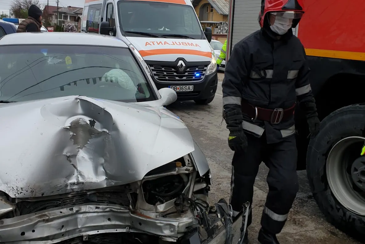 A vrut să evite un accident, dar a făcut altul. O persoană a fost rănită, la Băleni,în Dâmbovița