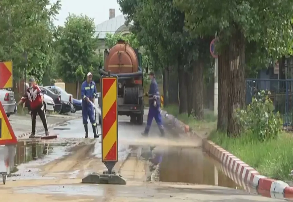 O conductă de apă spartă, la Târgoviște, a lăsat fără apă patru comune și municipiul Târgoviște. Vezi cum s-a "rezolvat" problema