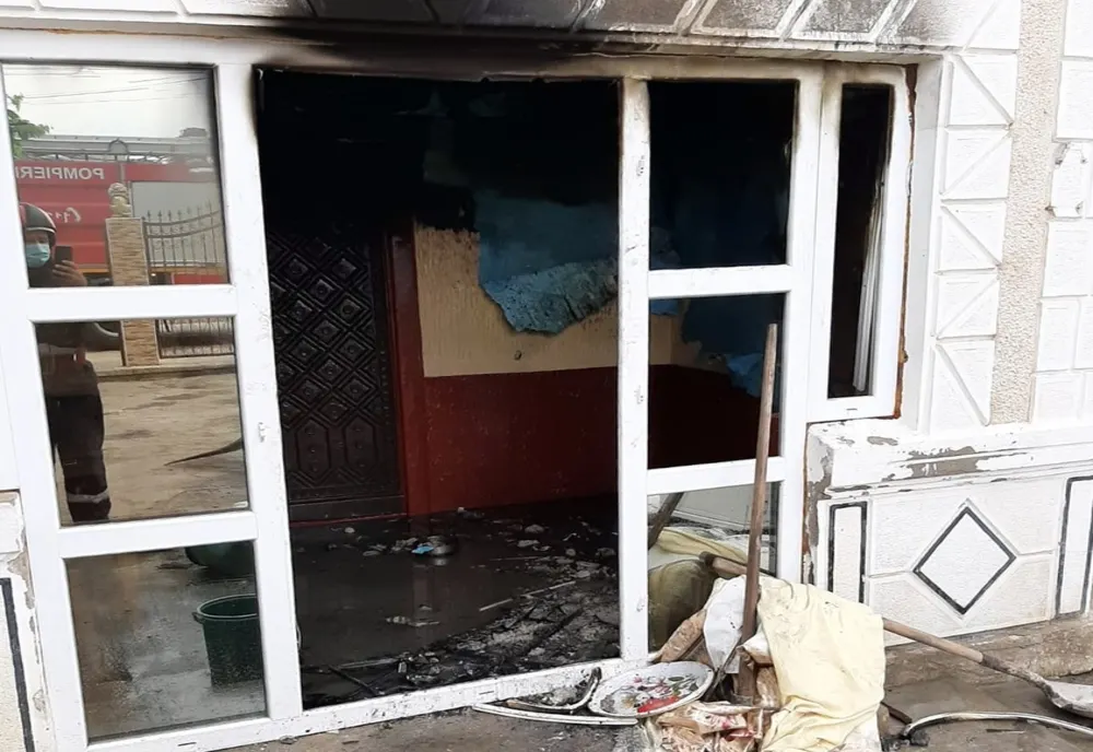 Frigiderul era să-i lase pe drumuri. Incendiu la o casă din Băleni