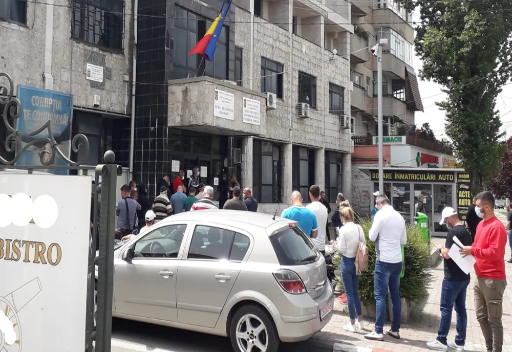 Cozi din prima zi de "relaxare", la birourile Direcțiilor de Regim Permise și Înmatriculare a Vehiculelor. Anunț al Prefecturii Dâmbovița