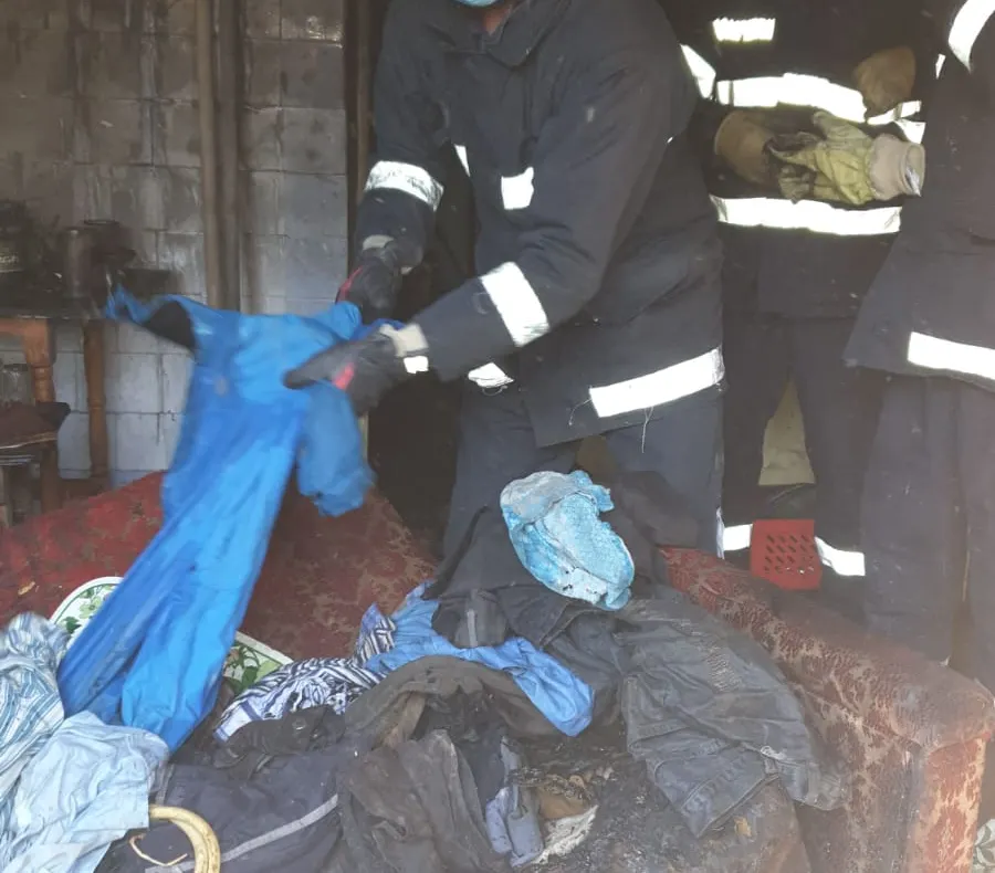 Casă cuprinsă de flăcări, la Vlădeni. Incendiul a pornit de la o țigară uitată aprinsă