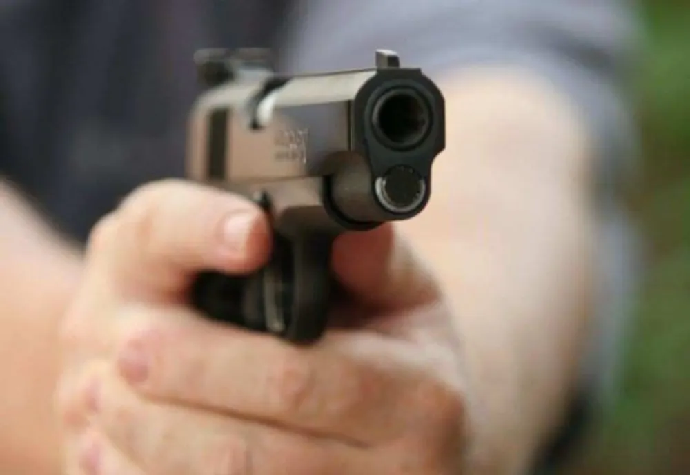 Bărbat din Moreni, reținut după ce a amenințat cu arma un alt bărbat