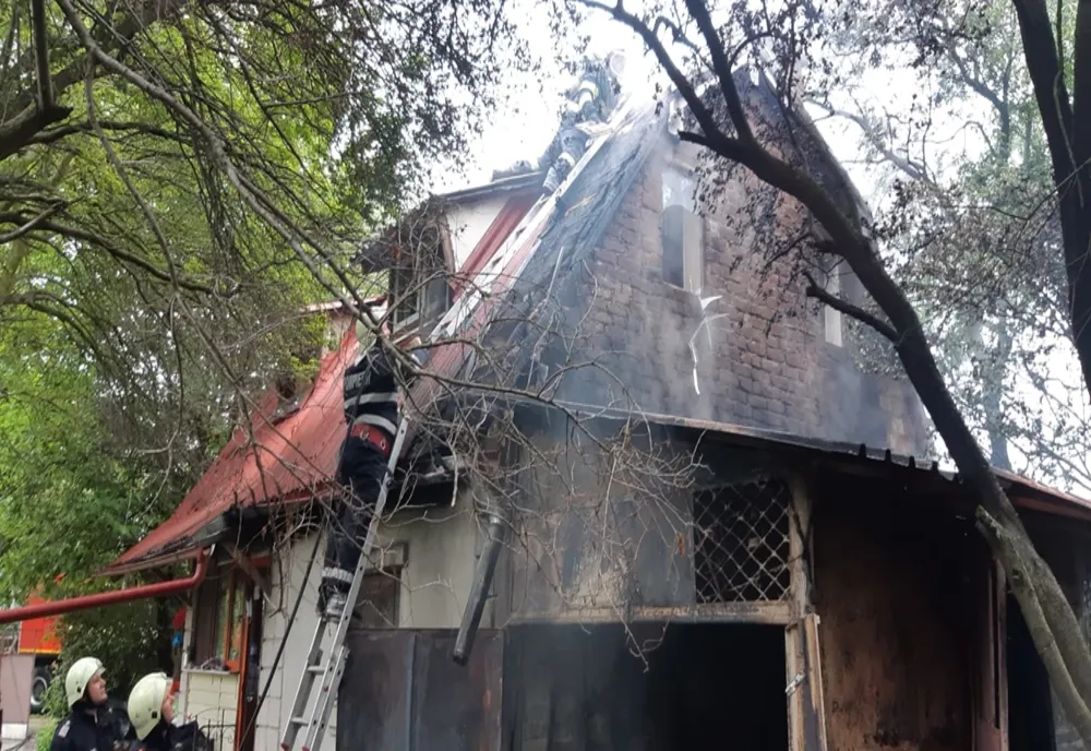 Gospodărie distrusă de flăcări la Bolovani, în urma unui scurtcircuit