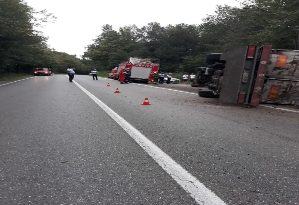 Un camion cu fier vechi s-a răsturnat, la Dragodana