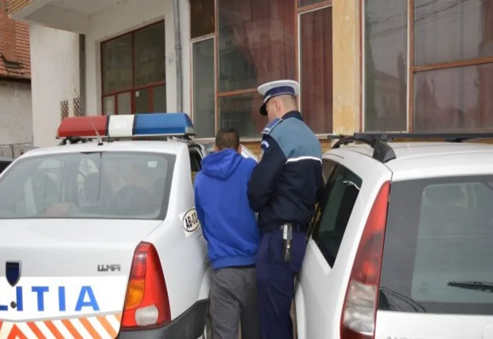 Trei bărbați, cercetați pentru furt calificat, reținuți de polițiști