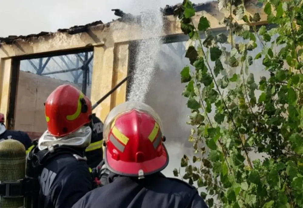 Clădire dezafectată din Târgovişte, cuprinsă de flăcări  