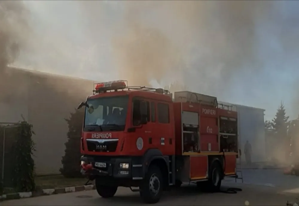Incendiu violent la un depozit de mase plastice din Nucet