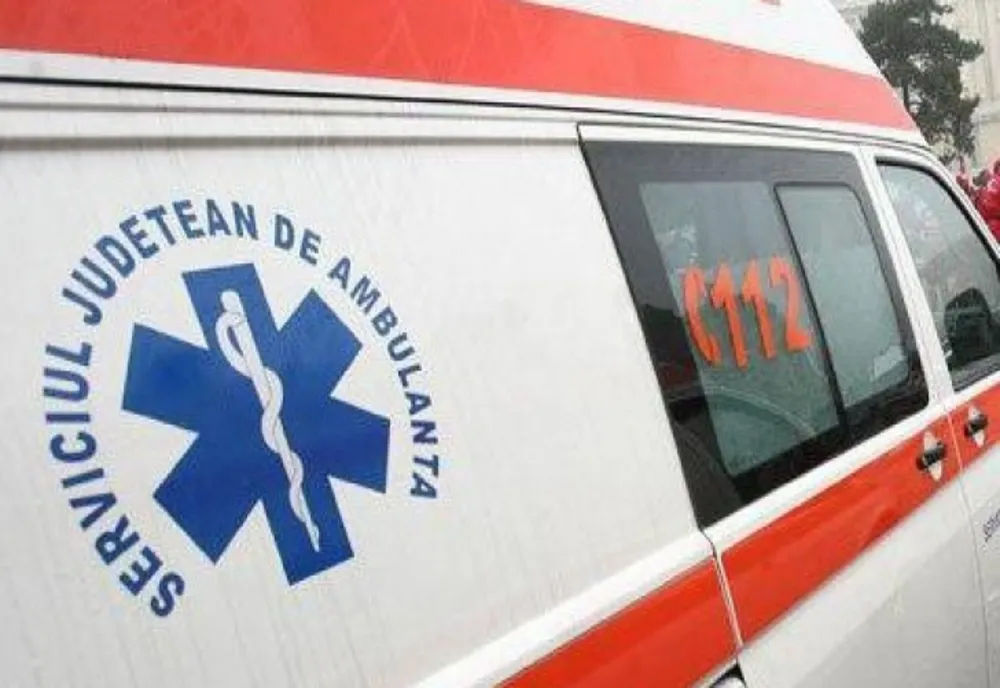 Un minor de 9 ani a fost rănit după ce o placă de beton a căzut peste el