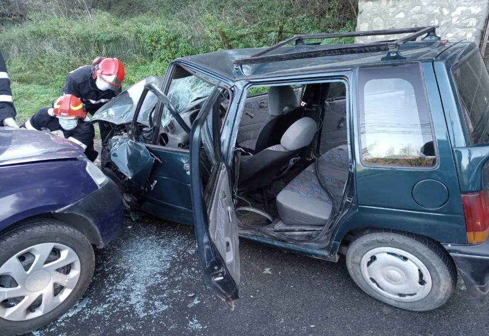 Trei persoane rănite, în Dâmbovița, după ce două autoturisme au intrat în coliziune