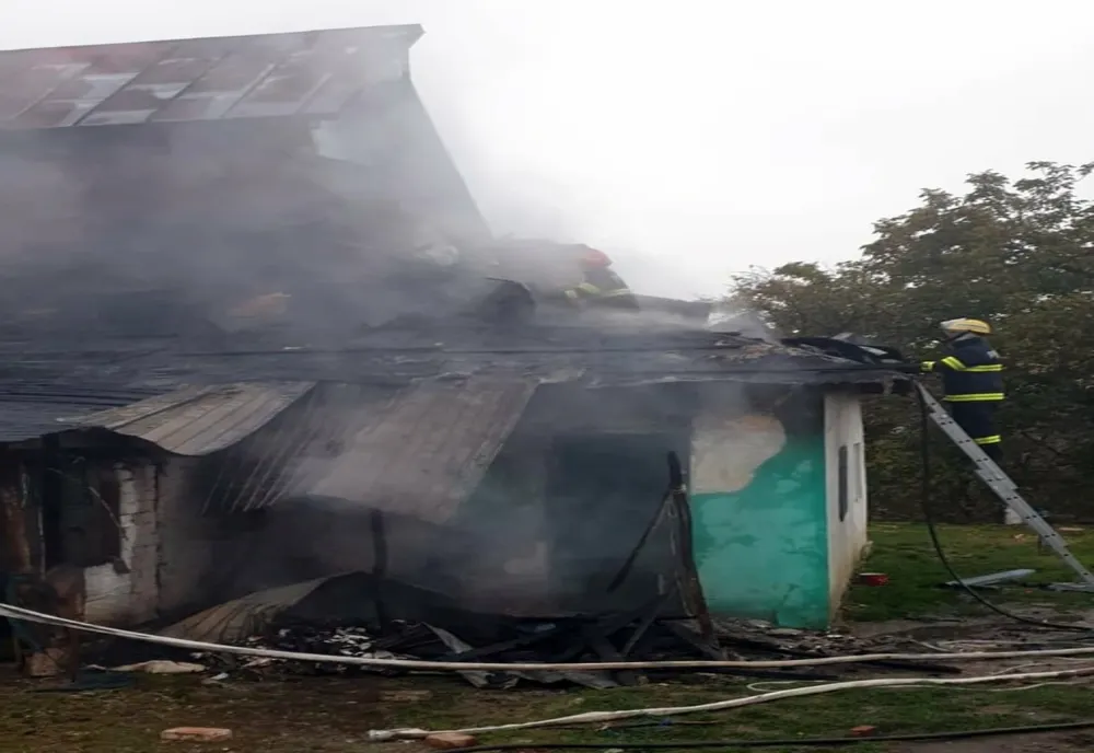 Incendii în două locuințe din Moreni. Pompierii au intervenit cu două autospeciale