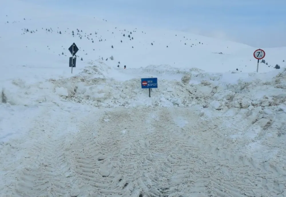 DJ 713 a fost închis din cauza unei avalanșe
