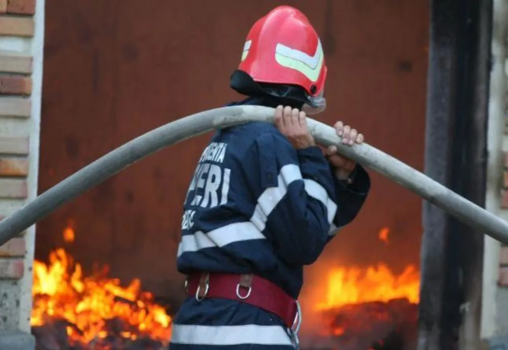 Incendiu violent la o casă din Moreni
