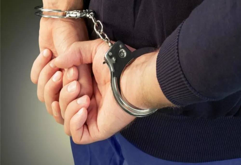 Bărbat reținut de polițiști pentru violență în familie și distrugere