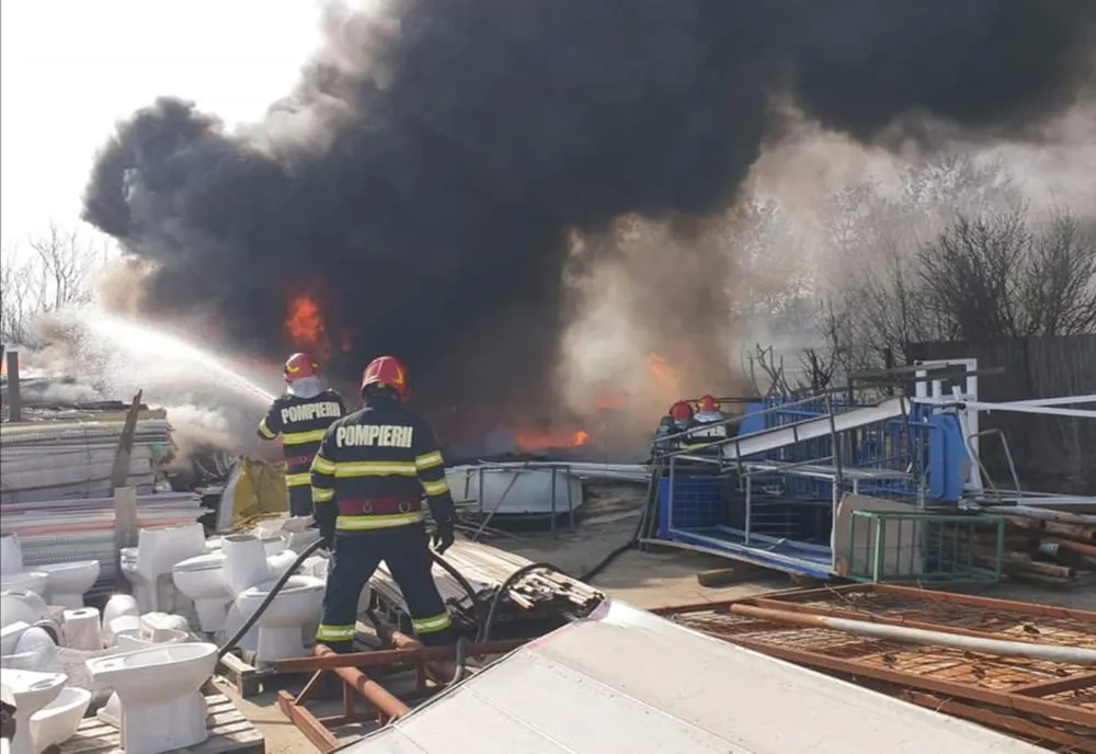Incendiu de vegetație uscată, propagat la un depozit de materiale și deșeuri plastice din Târgoviște