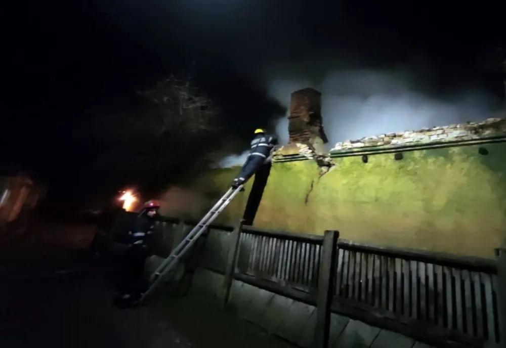 Bătrân de 85 de ani, găsit carbonizat în casă, în Dâmbovița