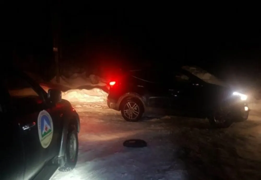 Turişti blocaţi cu maşina, în zona Scropoasa. ajutați de salvamontiști