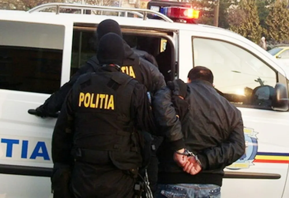 Cinci persoane, reținute pentru proxenetism în urma unor percheziții în Dâmbovița 