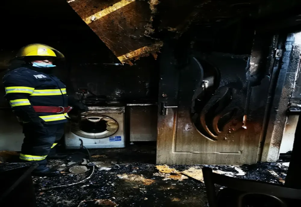 Un bărbat a suferit arsuri grave după ce casa în care locuia a luat foc