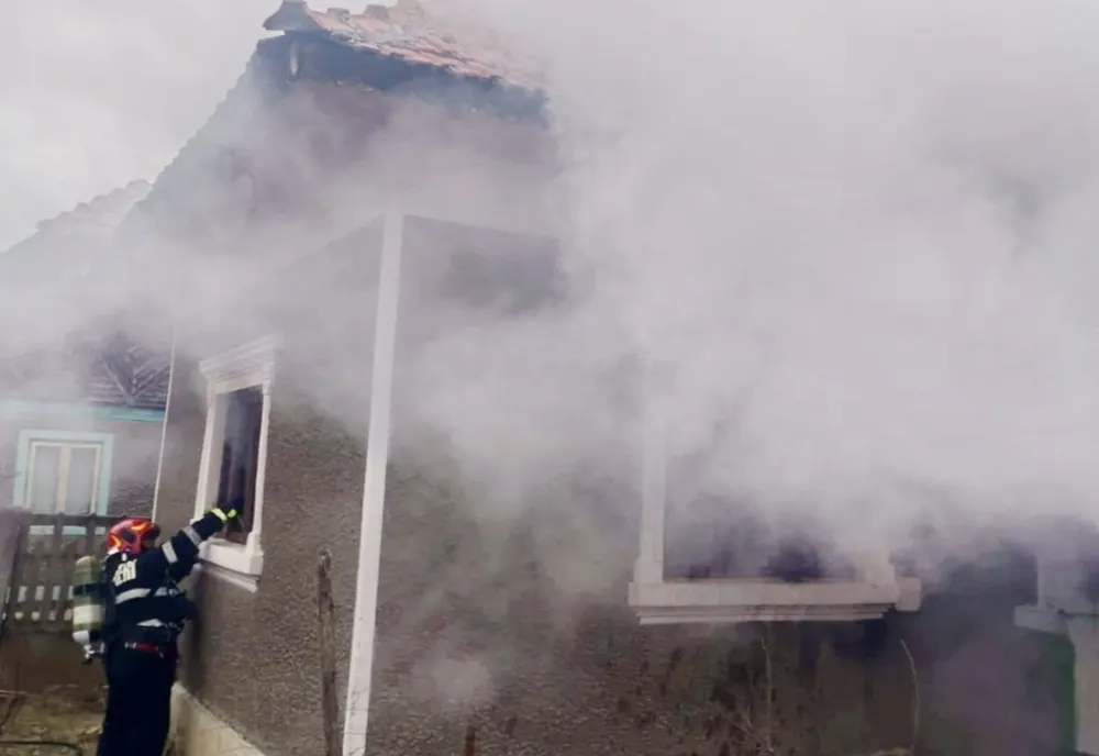 Casă în flăcări, în Dâmbovița. Două autospeciale de stingere au intervenit pentru stingerea incendiului